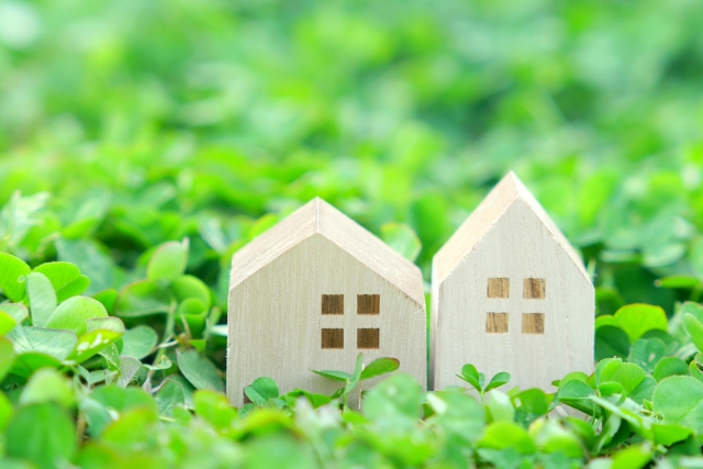 クローバーと木の建物２軒