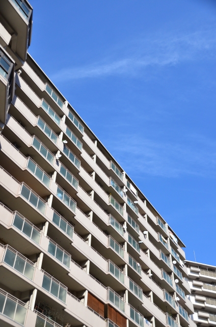 下から撮影したマンション