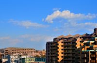 マンションと空の画像