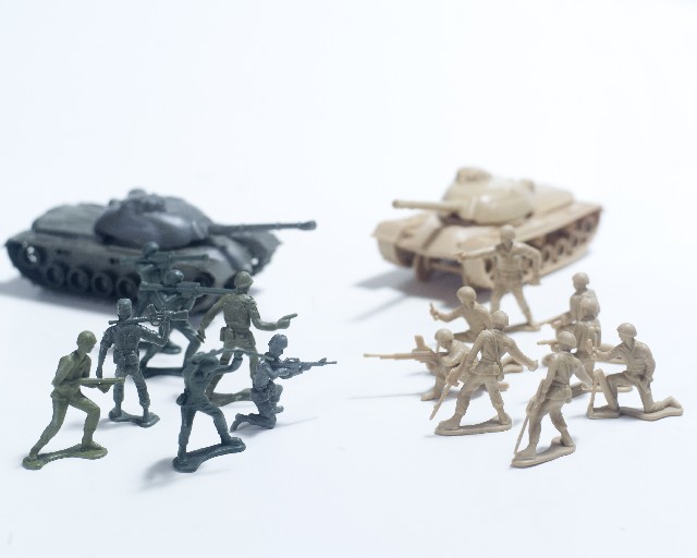 おもちゃの兵隊が戦っている絵